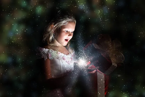 마법의 선물 상자를 여는 아이 — 스톡 사진