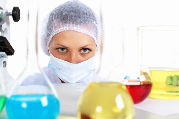 Femme scientifique dans un laboratoire de chimie — Photo