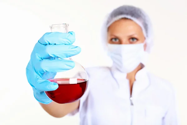 Женщины-учёные в химической лаборатории — стоковое фото