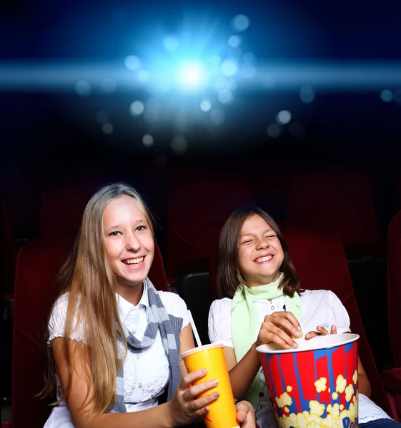 Twee jonge meisjes in de bioscoop — Stockfoto