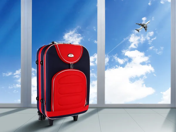 Roter Koffer und Flugzeug — Stockfoto