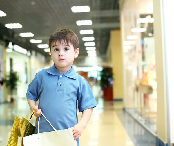 買い物をしている男の子 — ストック写真