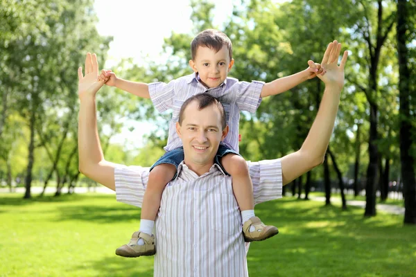 公園で彼の息子を持つ父 — ストック写真