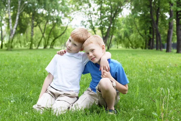 Porträtt av två pojkar utomhus — Stockfoto