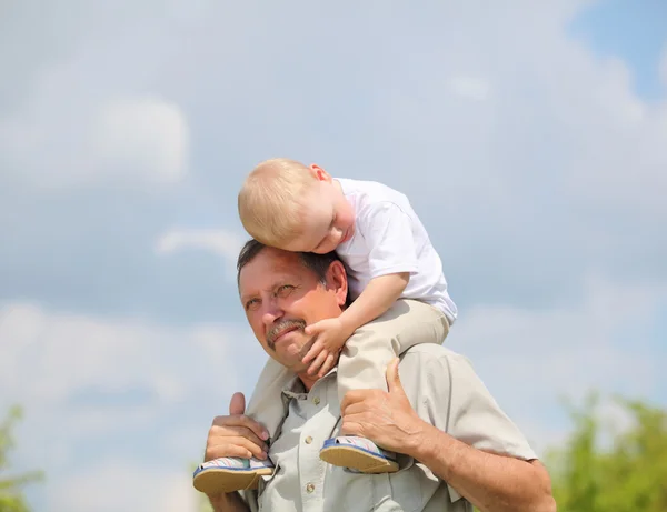 Pequeño niño con su abuelo — Foto de Stock