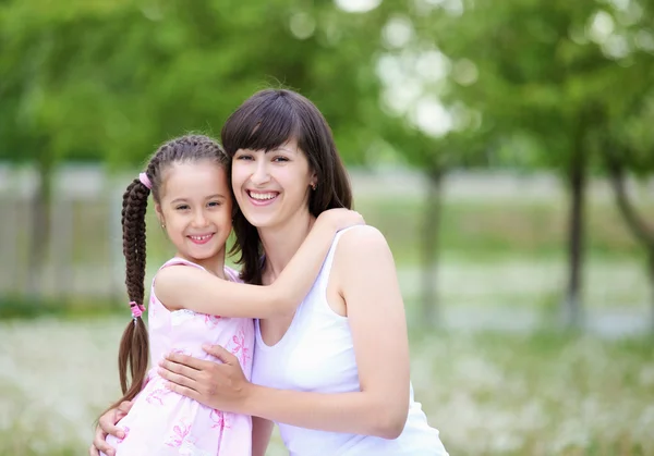 Junge Mutter und ihre kleine Tochter — Stockfoto