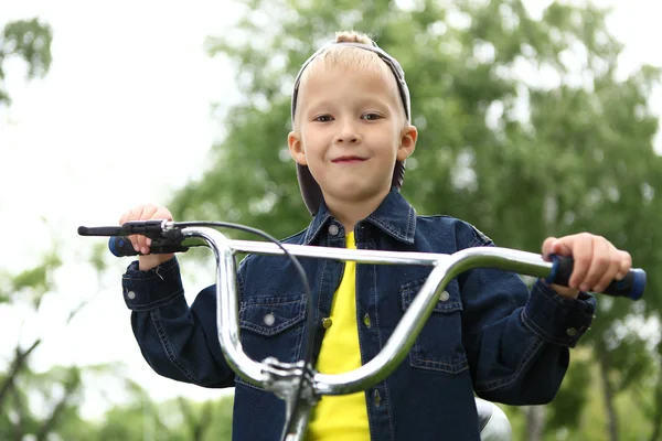 녹색 공원에서 자전거에 소년 — 스톡 사진