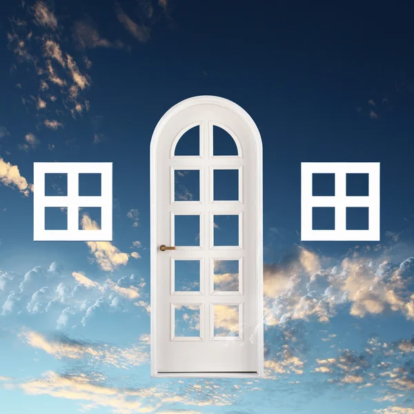 Ușă albă pe fundal albastru cer — Fotografie, imagine de stoc