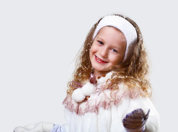 Милая девочка в зимней одежде — стоковое фото