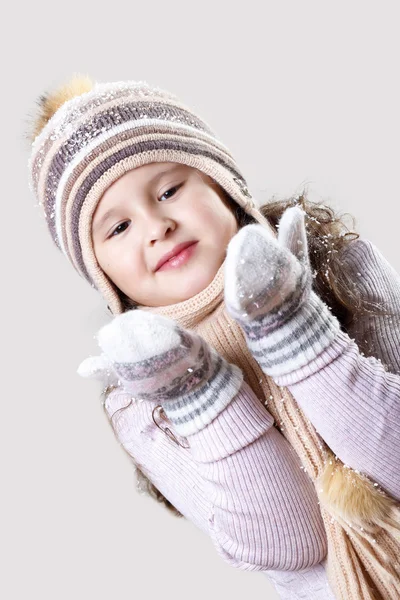 Petite fille mignonne en tenue d'hiver — Photo