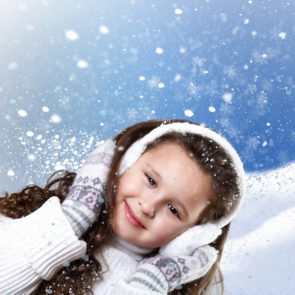 Мила маленька дівчинка в зимовому одязі — стокове фото