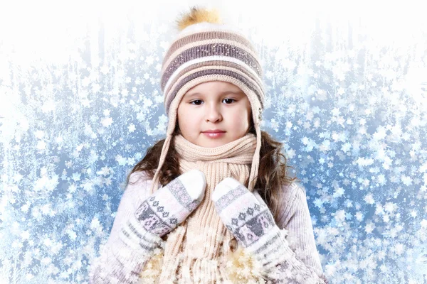 可愛い小さな女の子が冬の摩耗 — ストック写真