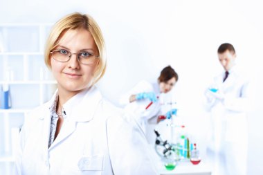 bilim adamları laboratuarda