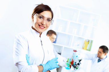 bilim adamları laboratuarda