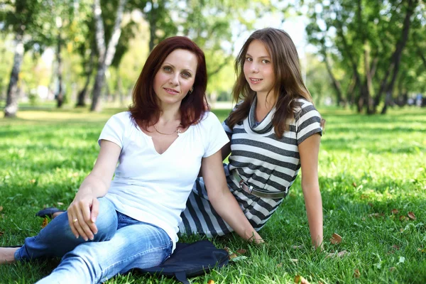 Anne ile kızını yaz Park — Stok fotoğraf
