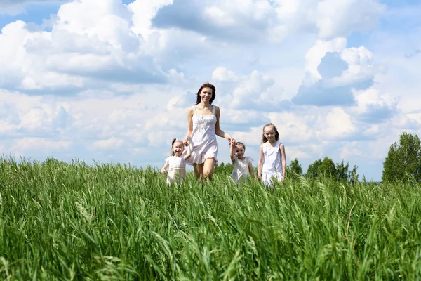 Familie mit Kindern im Sommertag im Freien — Stockfoto