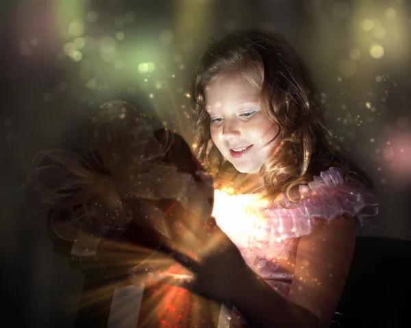 Ребенок открывает волшебную подарочную коробку — стоковое фото