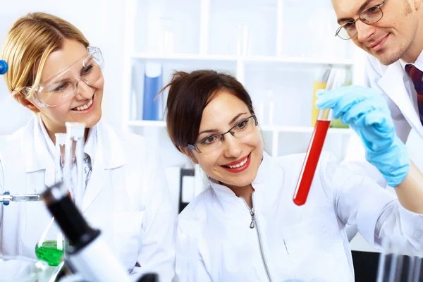 Wetenschappers in laboratorium — Stockfoto