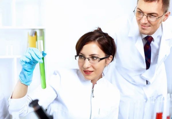 Científicos en laboratorio — Foto de Stock