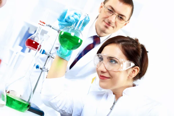 Científicos en laboratorio — Foto de Stock