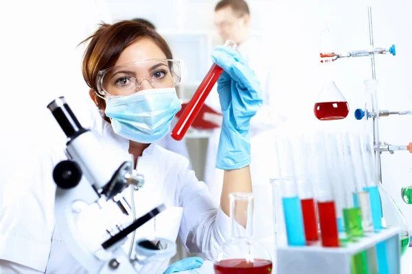 Wissenschaftler im Labor — Stockfoto