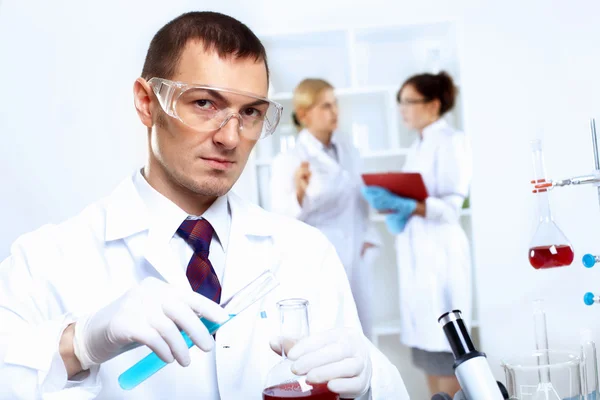 Wetenschappers in laboratorium — Stockfoto