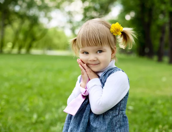 Porträt eines kleinen Mädchens im Freien — Stockfoto