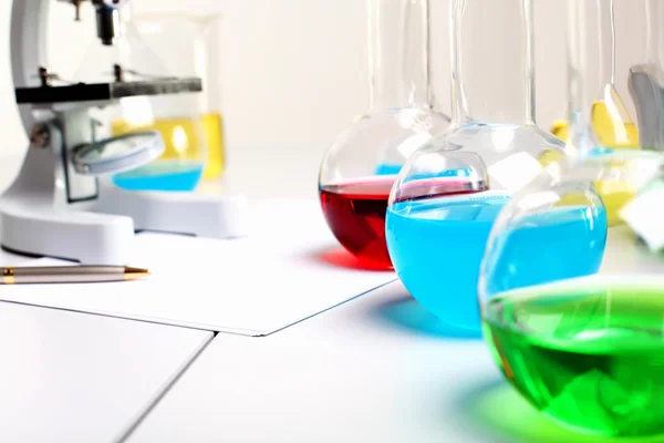 Chemie-Laborgeräte und Glasröhren — Stockfoto
