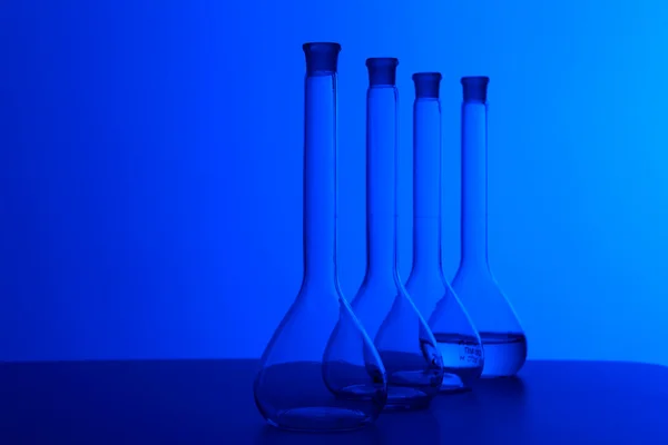 化学实验室设备和玻璃管 — 图库照片