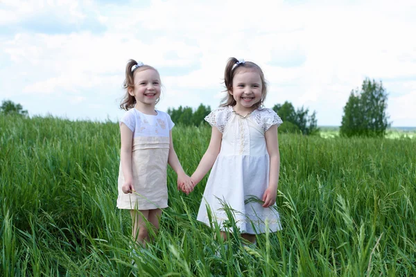 Duas irmãs pequenas ao ar livre — Fotografia de Stock