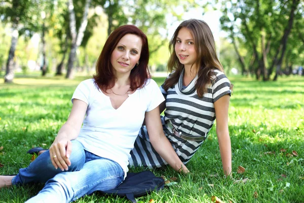 Mãe com sua filha no parque de verão — Fotografia de Stock