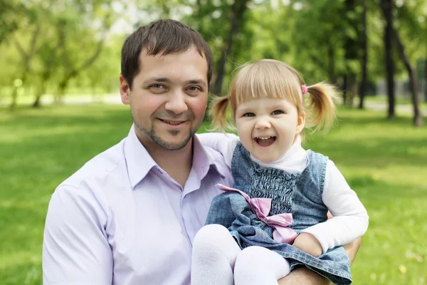 Porträt von Vater mit Tochter im Freien — Stockfoto