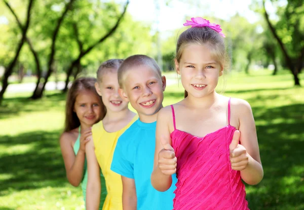 Bambini che giocano nel parco estivo — Foto Stock