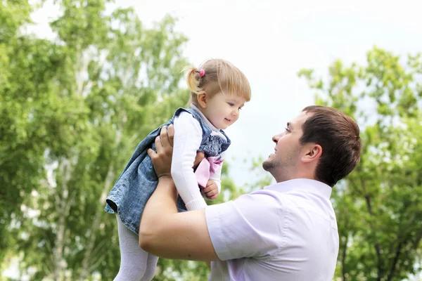 Portrait of father with daughter outdoor — Stock Photo, Image