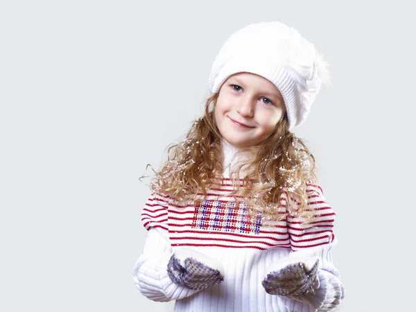 Cuty liten flicka i vinter slitage — Stockfoto