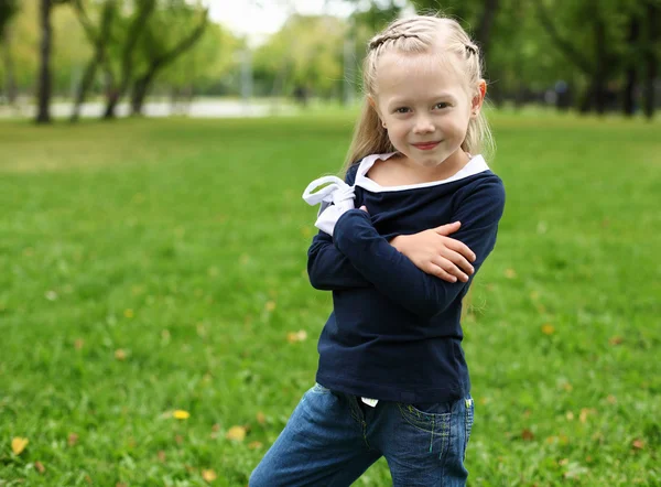 Bambina nel parco — Foto Stock