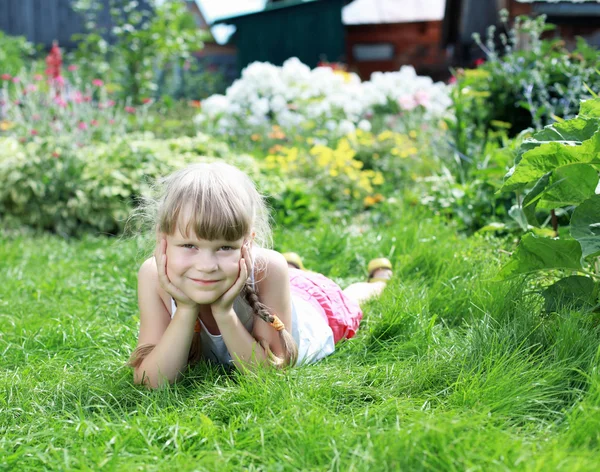 Niña jardinería en el verano — Foto de Stock