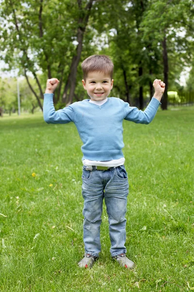Porträtt av en liten pojke utomhus — Stockfoto