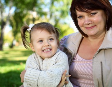 Büyükanne ile onun küçük granddaghter Parkı