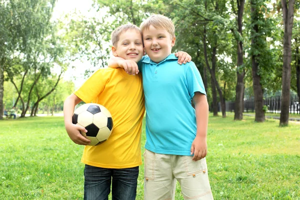 Chłopcy w parku z piłką — Zdjęcie stockowe