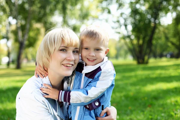 Молода мати з сином у літньому парку — стокове фото