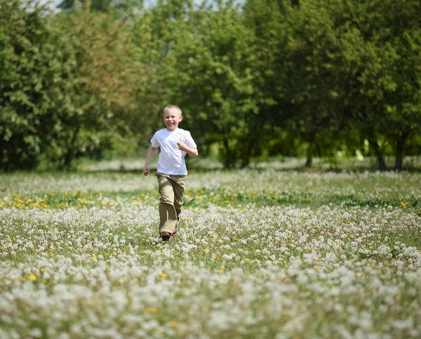 Niño jugando en el parque — Foto de Stock