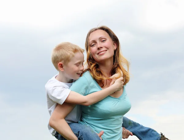 Мать с сыном на открытом воздухе — стоковое фото