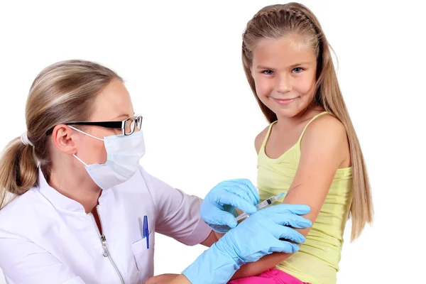 Arzt spritzt Kind Impfstoff — Stockfoto
