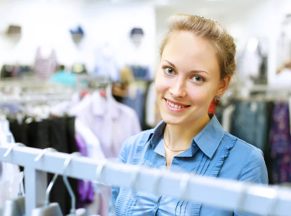 Nő egy boltban vásárol ruhákat — Stock Fotó