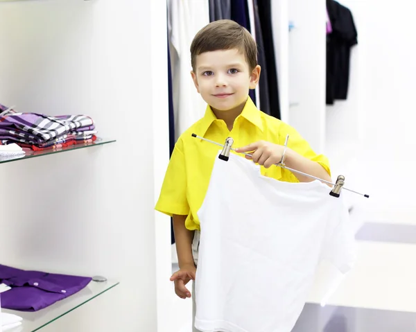 Liten pojke gör shopping — Stockfoto