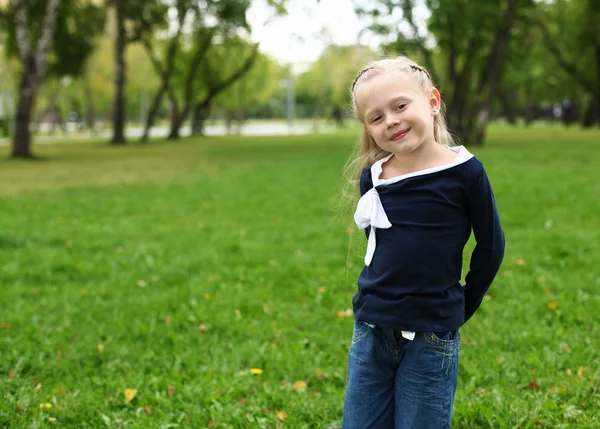 उद्यानात लहान मुलगी — स्टॉक फोटो, इमेज