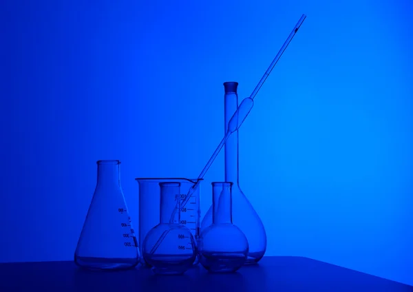 Équipement de laboratoire de chimie et tubes en verre — Photo