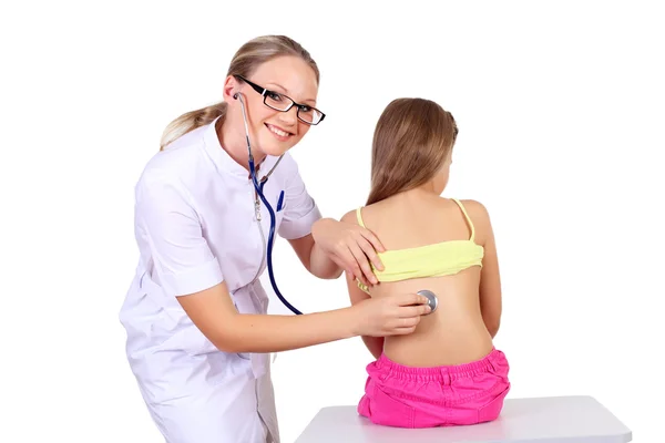 Läkare gör läkarundersökning för att ett barn — Stockfoto