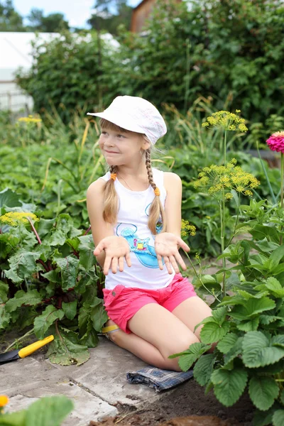 Dziewczyna ogrodnictwo w lecie — Zdjęcie stockowe